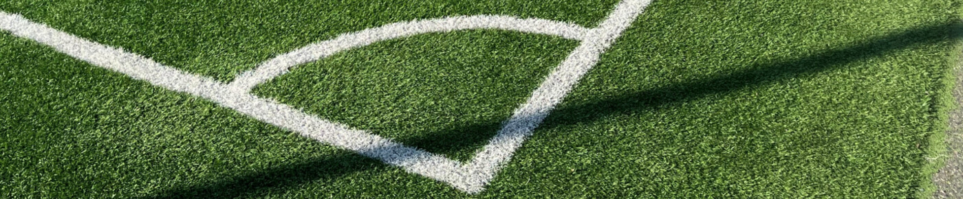 Närbild konstgräs från fotbollsplan