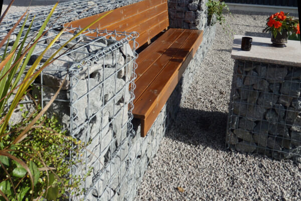 En soffa byggd i gabion