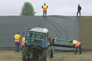 Installation av ogräsduk i slänt Ogräsduk installeras i slänt